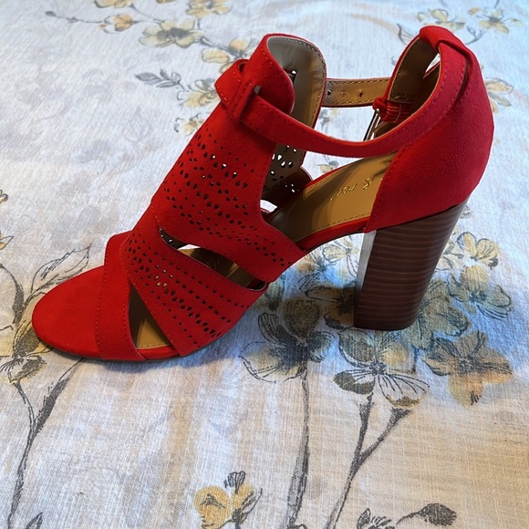 Violet & Red Wedge Heels Size 7 1/2 - Picture 6 of 8